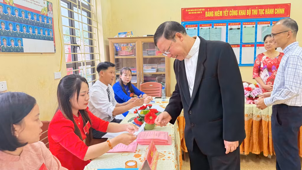 Linh mục Trần Văn Minh, phụ trách Giáo xứ Yên Trì, phường Hiệp Hoà nhận phiếu bầu.