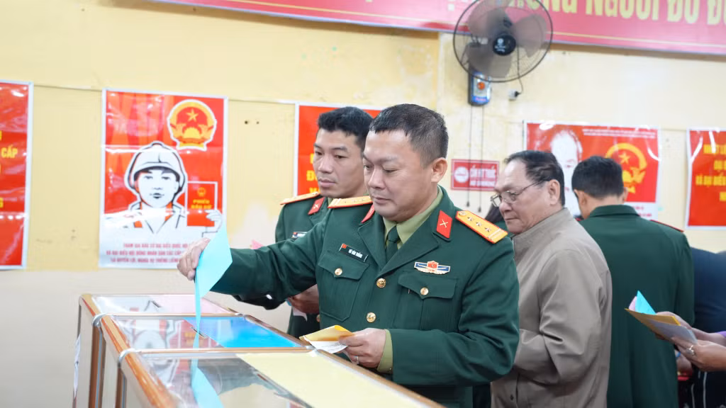 Lãnh đạo Đoàn Kinh tế Quốc phòng 327 thực hiện bỏ phiếu bầu ĐBQH khóa XVI và đại biểu HĐND các cấp nhiệm kỳ 2026 - 2031.