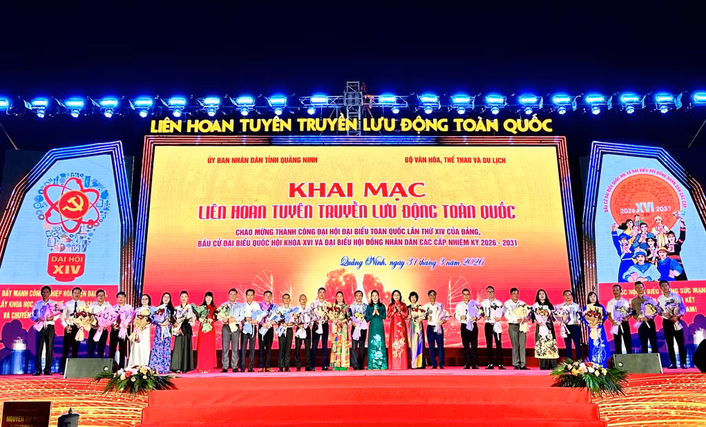 Ban Tổ chức tặng hoa và cúp lưu niệm cho 27 Đội tham gia Liên hoan.