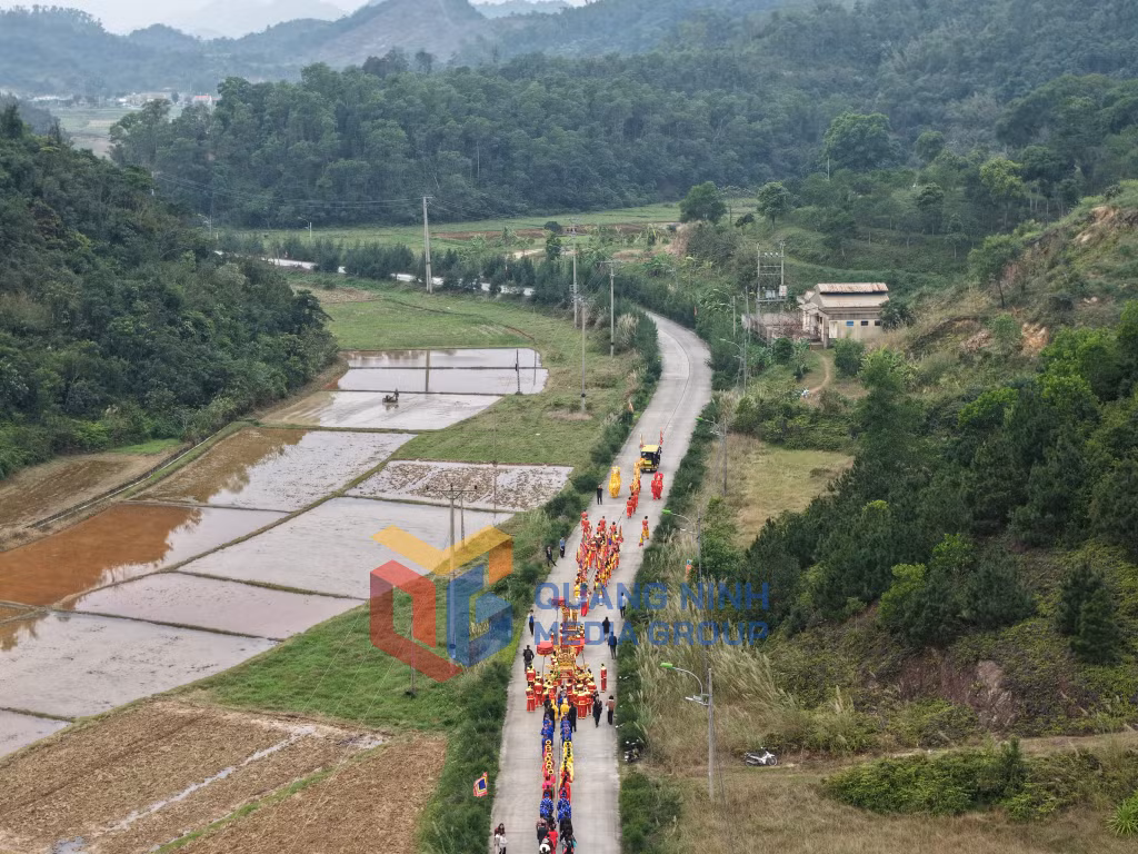 Nghi lễ rước Thần là điểm nhấn văn hóa đặc sắc của lễ hội với sự tham gia của đông đảo tầng lớp nhân dân từ các cụ cao niên đến thanh thiếu nhi (3-2026). Ảnh: Nguyễn Dung