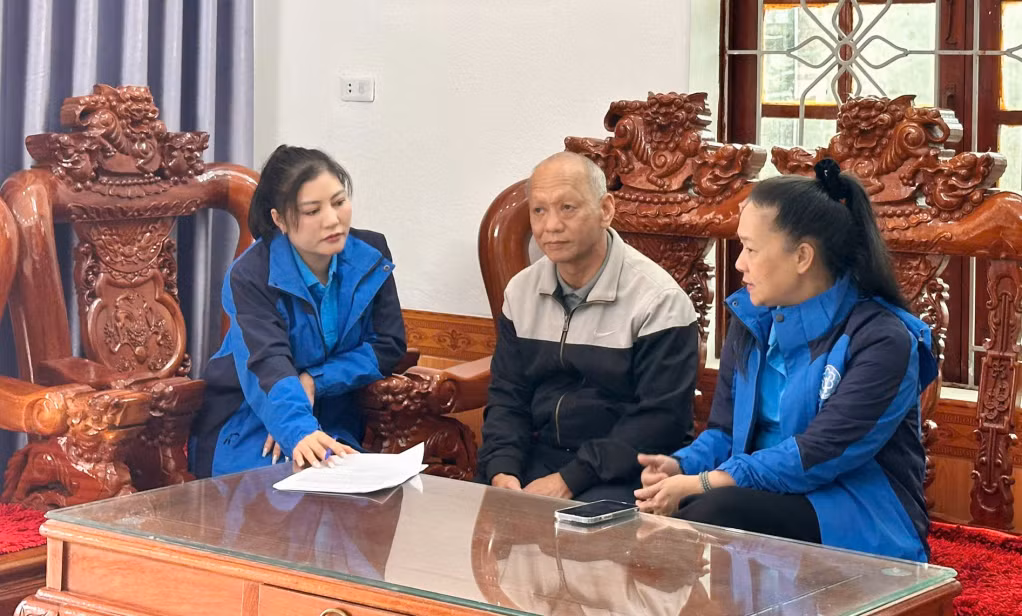 Cán bộ BHXH tỉnh và BHXH cơ sở Cẩm Phả thông tin một số nội dung về chính sách mới của BHXH, BHYT cho ông Nhữ Văn Út (Khu Cẩm Thịnh, phường Cẩm Phả).