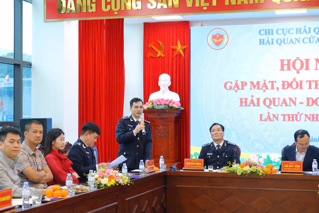 Hải quan cửa khẩu Hoành Mô trả lời ý kiến của doanh nghiệp tại hội nghị.