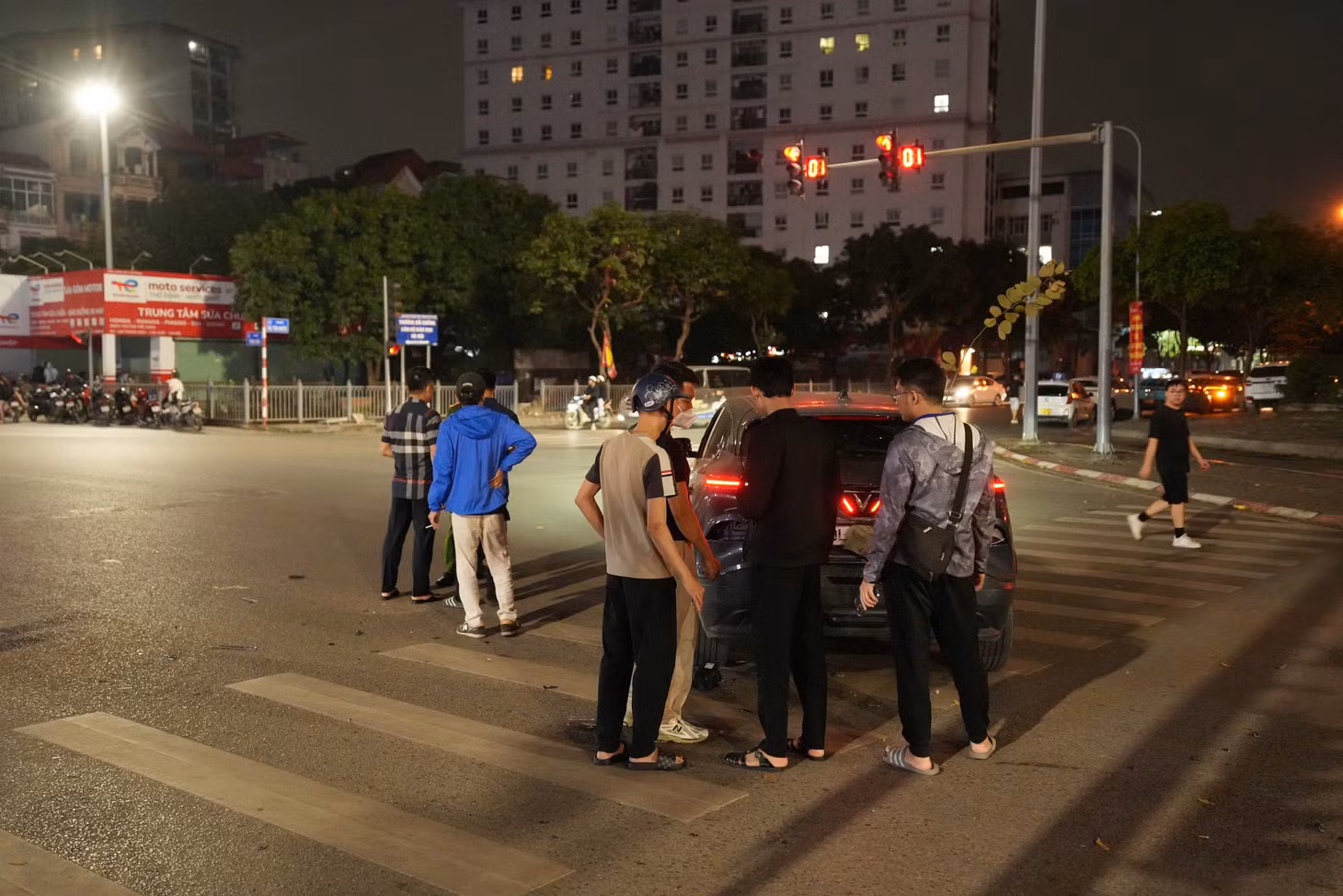 Vụ tai nạn xảy ra tại nút giao Trung Kính - Hạ Yên Quyết - Mạc Thái Tổ (phường Yên Hòa, Hà Nội). Ảnh: Hữu Chánh