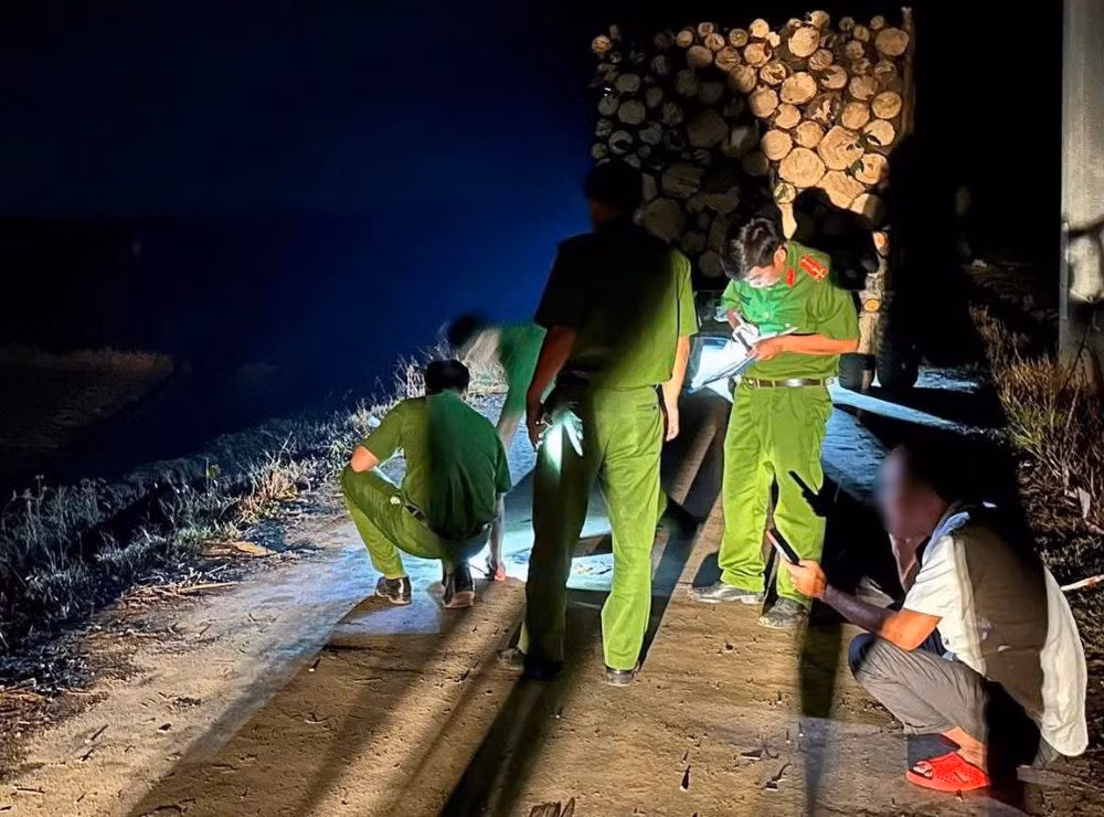 Công an khám nghiệm hiện trường. Ảnh: Duy Tuấn