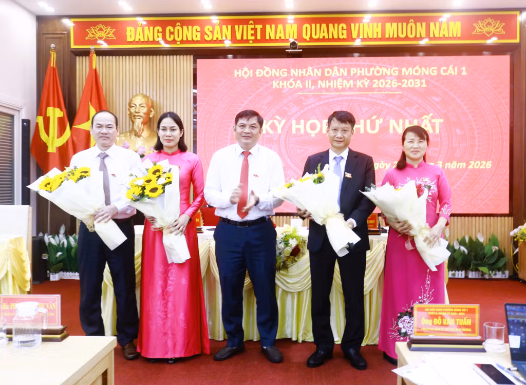 Chủ tịch UBND phường Móng Cái 1 Đỗ Văn Tuấn chúc mừng Thường trực HĐND phường.