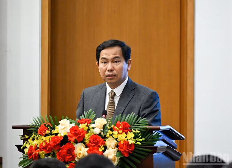 Tổng Thư ký Quốc hội, Chủ nhiệm Văn phòng Quốc hội, Chánh Văn phòng Hội đồng Bầu cử Quốc gia Lê Quang Mạnh công bố Nghị quyết của Hội đồng Bầu cử Quốc gia về kết quả bầu cử và danh sách những người trúng cử đại biểu Quốc hội khóa XVI. (Ảnh: DUY LINH)