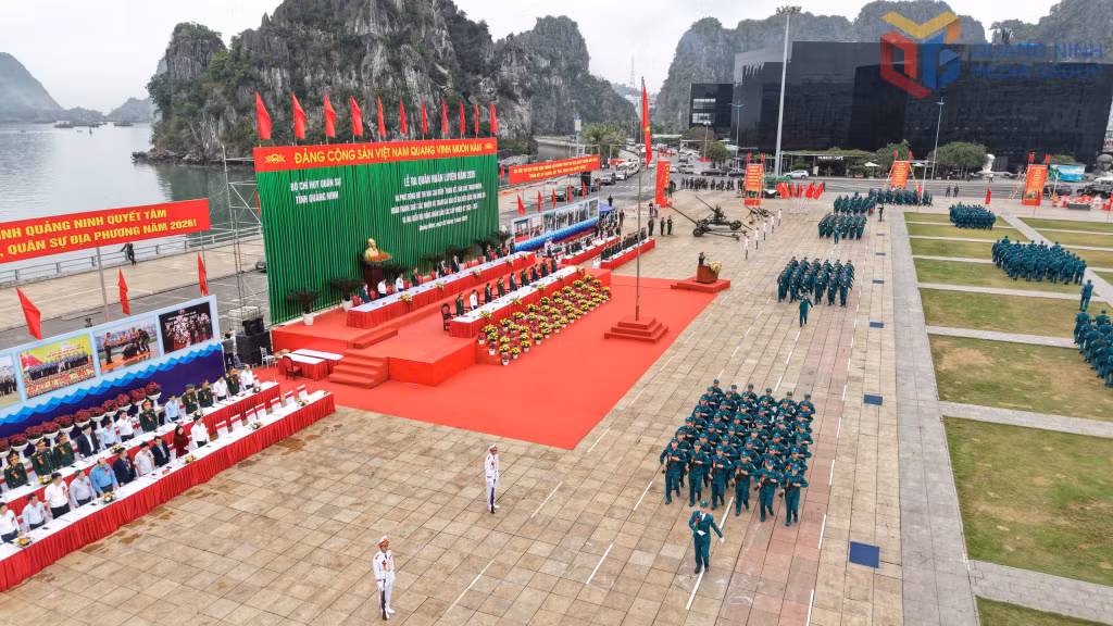 Lực lượng dân quân tự vệ của các đơn vị, địa phương diễu hành qua lễ đài.