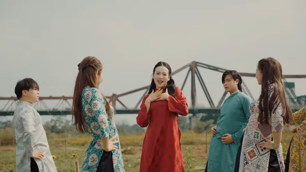 Hình ảnh trong MV “Phố cổ”.