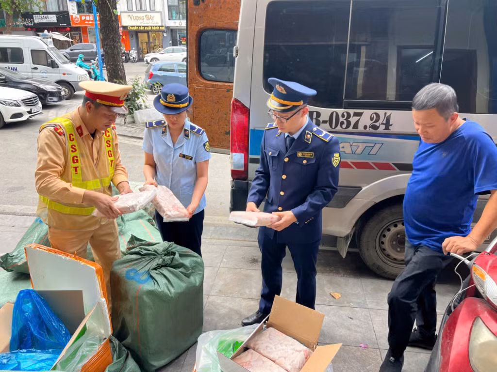 Đội Cảnh sát giao thông đường bộ số 2, Phòng Cảnh sát giao thông, Công an tỉnh phát hiện vụ vận chuyển 1 tấn lòng lợn không rõ nguồn gốc, xuất xứ.