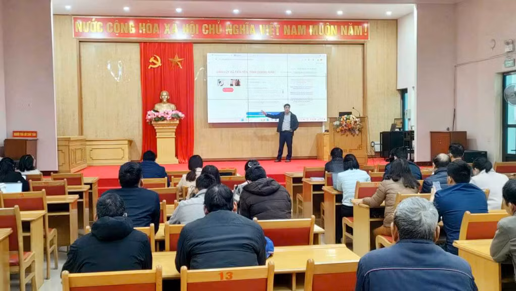 Đảng ủy xã Tiên Yên tổ chức hội nghị tập huấn, hướng dẫn sử dụng trợ lý sinh hoạt chi bộ cho các đồng chí Bí thư, phó Bí thư chi bộ thôn trên địa bàn.