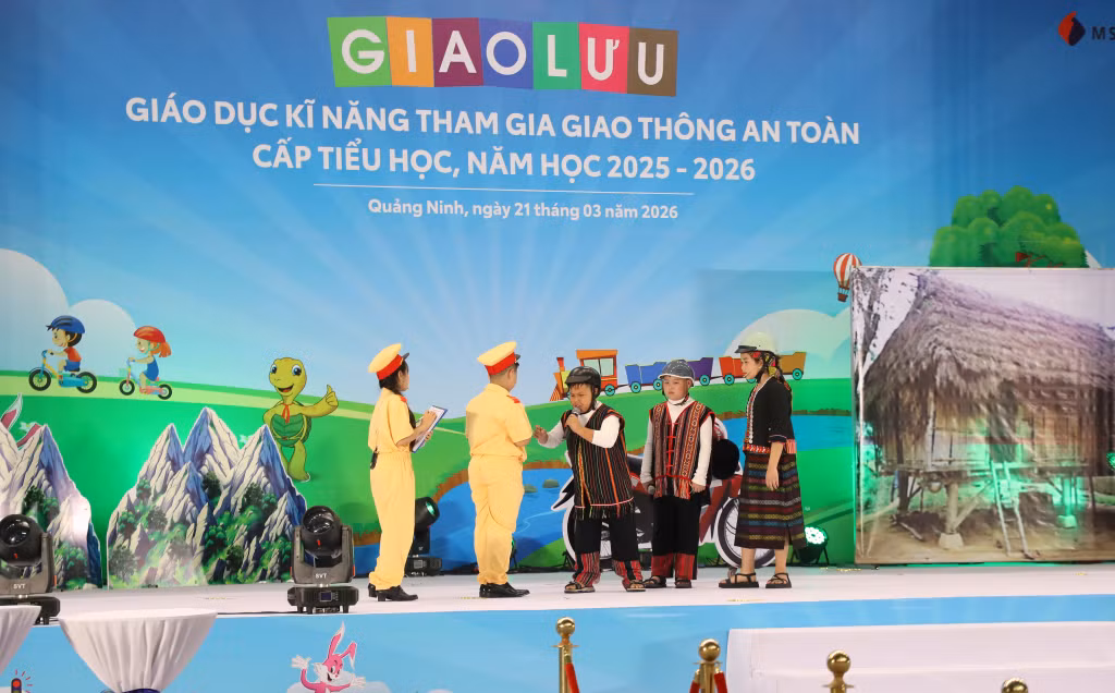 Các thí sinh đến từ các đội thi biểu diễn các tiểu phẩm, thể hiện năng khiếu và các nội dung tuyên truyền về chủ đề An toàn giao thông.