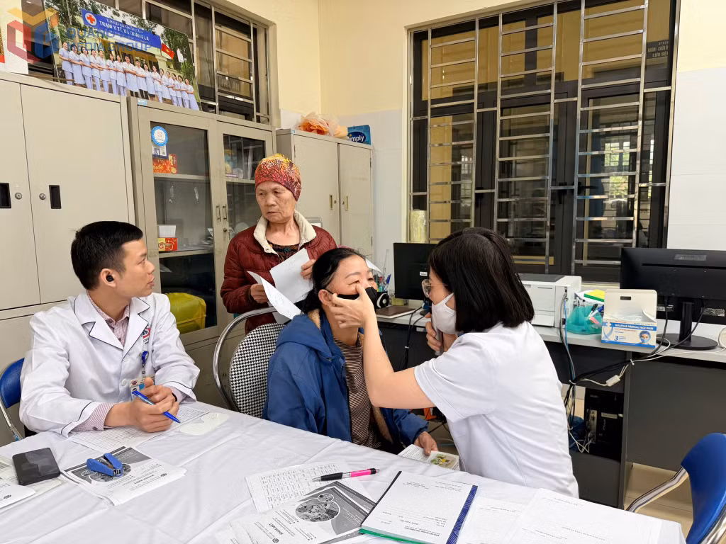 Các bác sĩ Bệnh viện Đa khoa tỉnh khám mắt cho người dân.