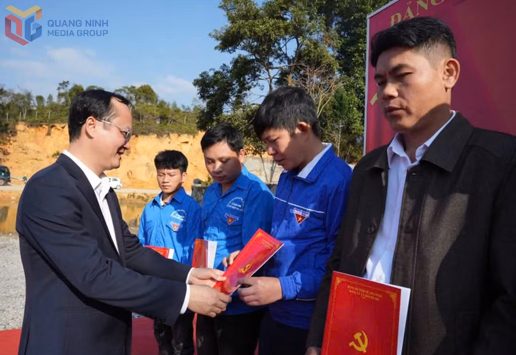Đảng ủy xã Hoành Mô tổ chức lễ kết nạp 12 đảng viên mới tại Đài tưởng niệm liệt sĩ Cao Ba Lanh.&nbsp;