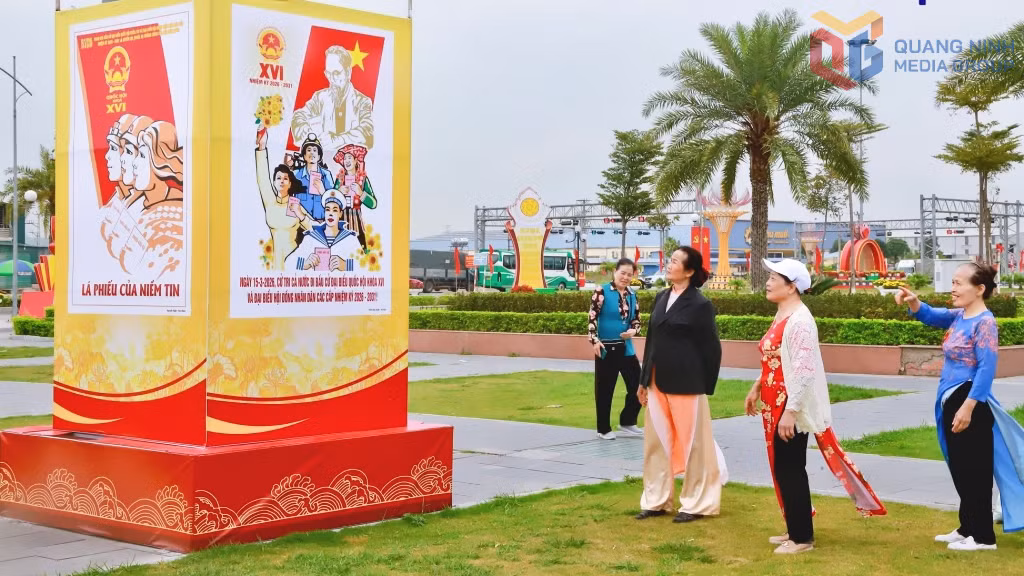 Người dân hân hoan, phấn khởi theo dõi nội dung, chụp ảnh lưu niệm với các cụm biểu trưng tuyên truyền về ngày hội toàn dân.
