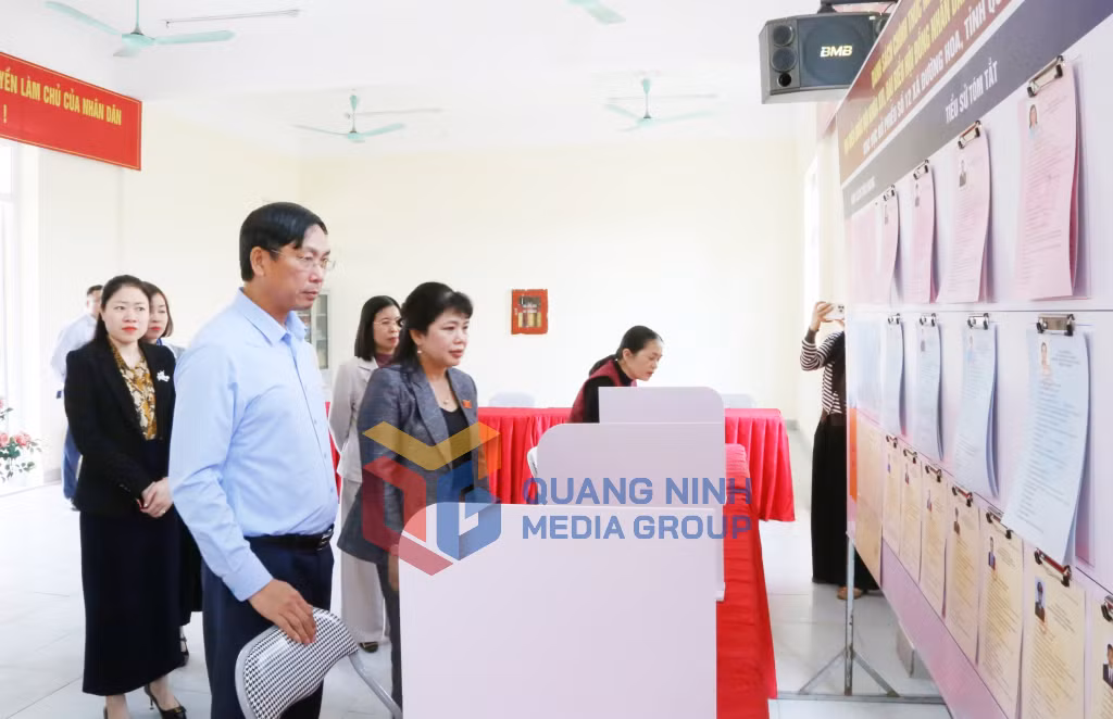 Đồng chí Nguyễn Thị Thu Hà, Phó Trưởng đoàn ĐBQH tỉnh, khảo sát công tác chuẩn bị bầu cử tại xã Đường Hoa (3-2026). Ảnh: Nguyễn Thanh