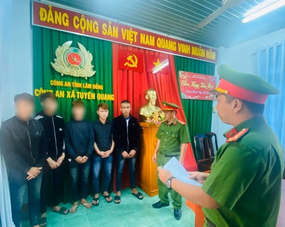Công an thi hành lệnh bắt tạm giam 2 bị can Trương và Kha (thứ 4 và thứ 5 từ trái qua). Ảnh: Công an