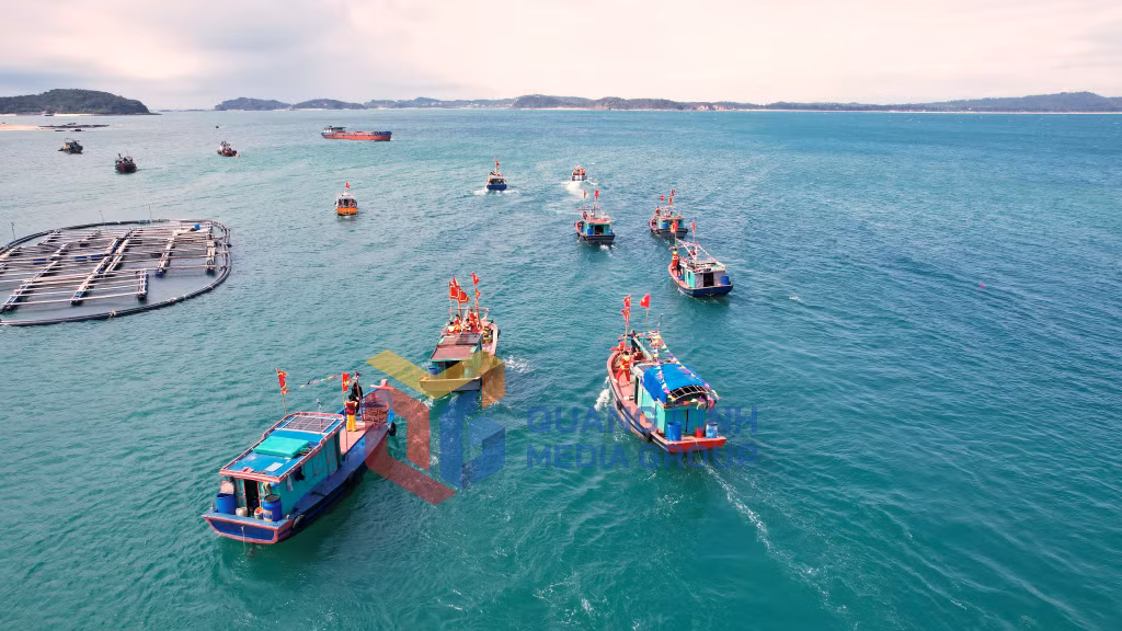 2026-03_Đoàn thuyền rẽ sóng ra khơi khi cửa biển đã mở. Ảnh: Minh Hà