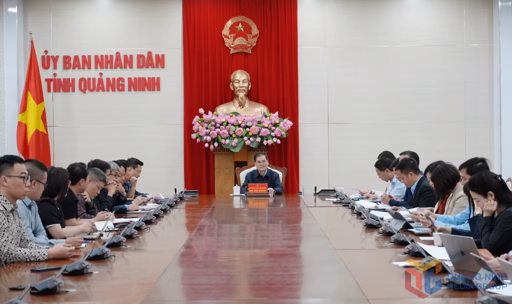 Quang cảnh cuộc họp.