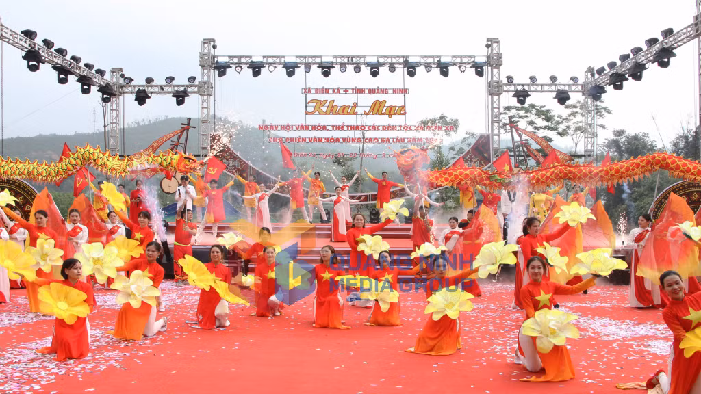Hòa trong không khí rộn ràng của chợ phiên Hà Lâu, các hoạt động tại Ngày hội Văn hóa, thể thao các dân tộc xã Điền Xá lần thứ I diễn ra sôi nổi, hấp dẫn (3-2026). Ảnh: Duy Khoa