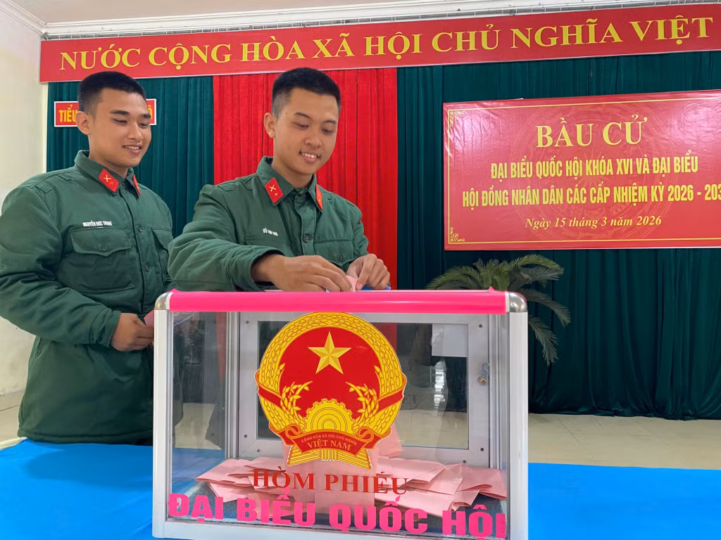 Cán bộ, chiến sĩ Tiểu đoàn đảo Cô Tô tham gia bỏ phiếu.