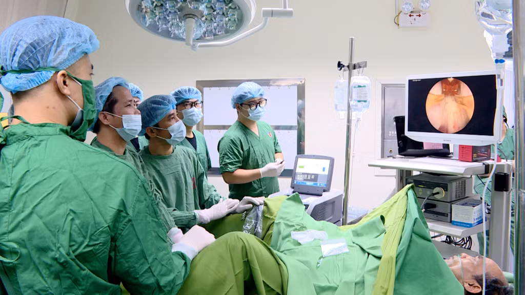 Các bác sĩ triển khai kỹ thuật Rezum trên bệnh nhân.