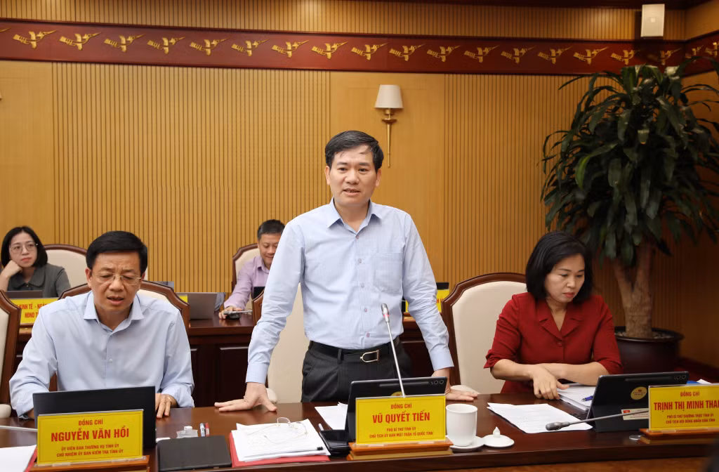 Đồng chí Vũ Quyết Tiến, Phó Bí thư Tỉnh ủy, Chủ tịch Ủy ban MTTQ tỉnh phát biểu tại hội nghị.