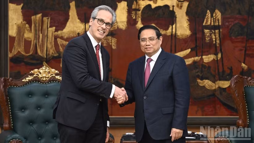 Thủ tướng Chính phủ Phạm Minh Chính và ông Fernando Andresen Guimaraes, Vụ trưởng Vụ Quản trị Đại dương quốc tế và Nghề cá bền vững của Đoàn thanh tra EC. (Ảnh: TRẦN HẢI)