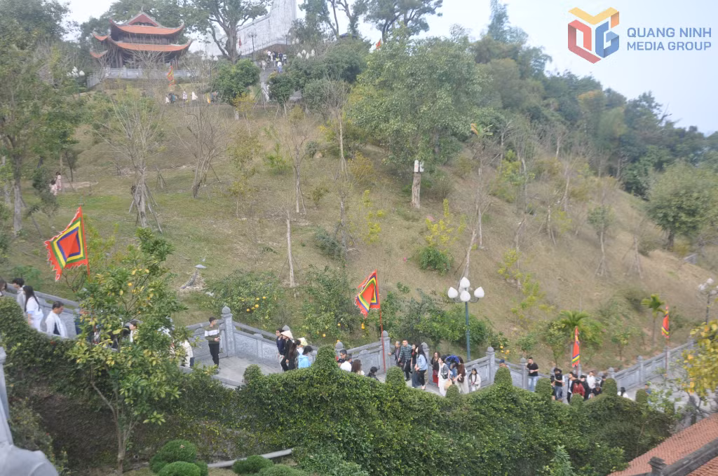 Không gian thoáng đãng, nhiều hoa, cây xanh trong khuôn viên đền Cửa Ông.