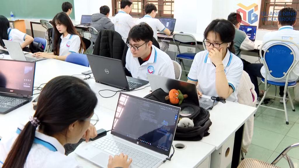 Sinh viên Trường Đại học Công nghiệp Quảng Ninh trong giờ học lập trình.