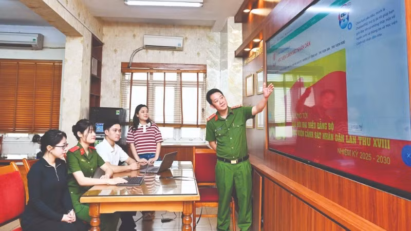 Cán bộ, giảng viên, học viên Học viện Cảnh sát nhân dân ứng dụng công nghệ AI trong công tác tư vấn, tuyển sinh. (Ảnh: THẾ ĐẠI)