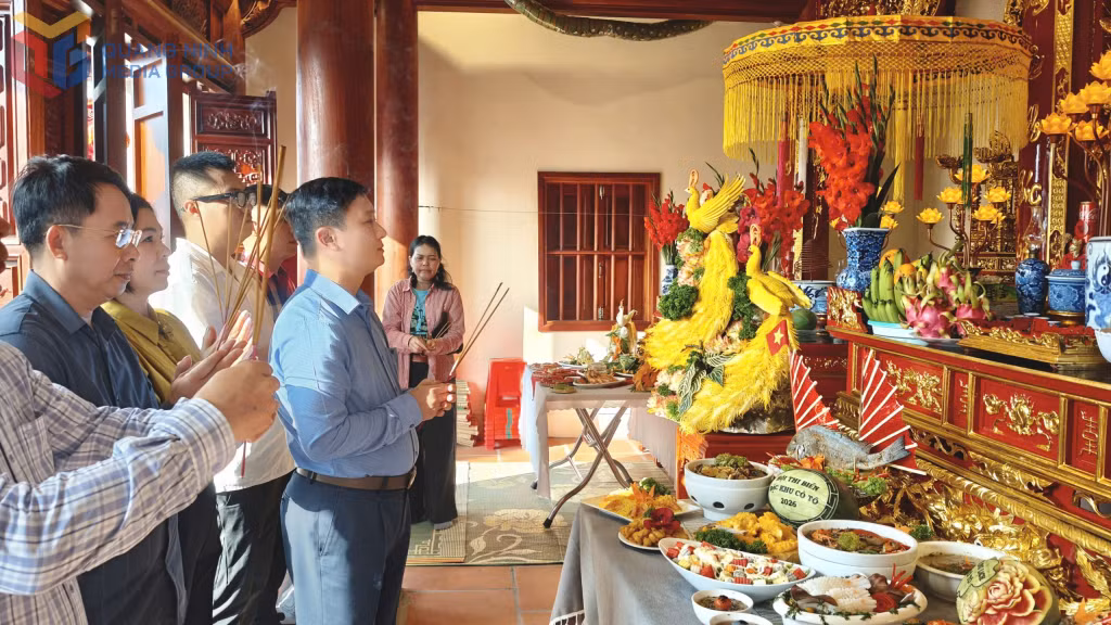 Các đồng chí lãnh đạo đặc khu Cô Tô dâng hương làm lễ tạ Đức Thánh Trần, Sơn Thần, và Hải Thần tại Miếu thờ thôn 2.