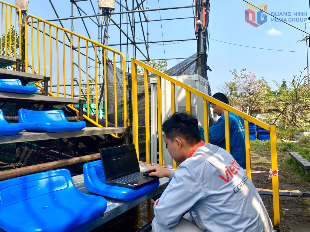 Nhân viên kỹ thuật lắp đặt mạng internet đảm bảo đường truyền cho chương trình. 
