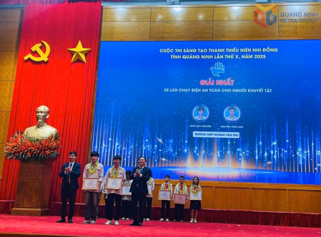Nhóm tác giả được Ban Tổ chức Cuộc thi Sáng tạo Thanh thiếu niên, nhi đồng tỉnh Quảng Ninh lần thứ X, năm 2025, trao giải Nhất cho mô hình “Xe lăn chạy điện an toàn cho người khuyết tật”. Ảnh: Nhóm tác giả cung cấp
