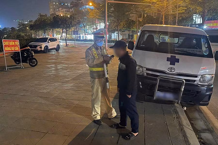 Tài xế xe nhà tang lễ vi phạm nồng độ cồn. Ảnh: Hiếu Thành
