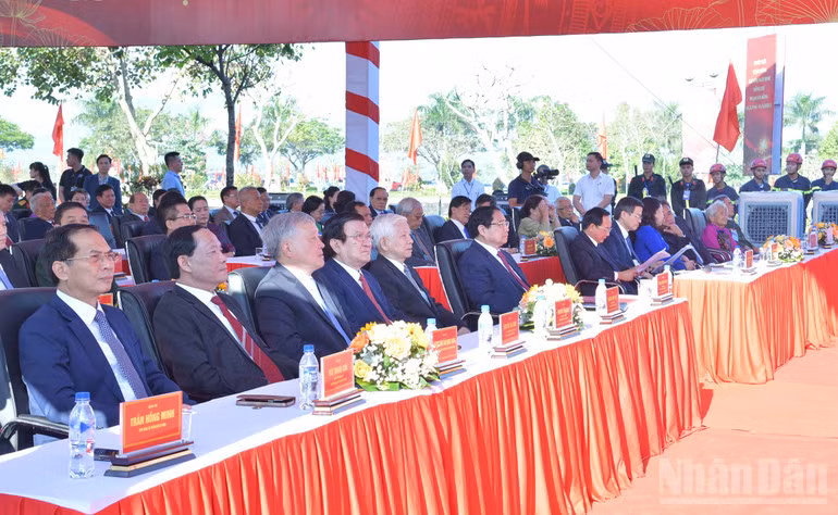 Thủ tướng Phạm Minh Chính, các đồng chí lãnh đạo, nguyên lãnh đạo Đảng, Nhà nước dự Lễ kỷ niệm 120 năm Ngày sinh Thủ tướng Phạm Văn Đồng. (Ảnh: Thanh Giang)