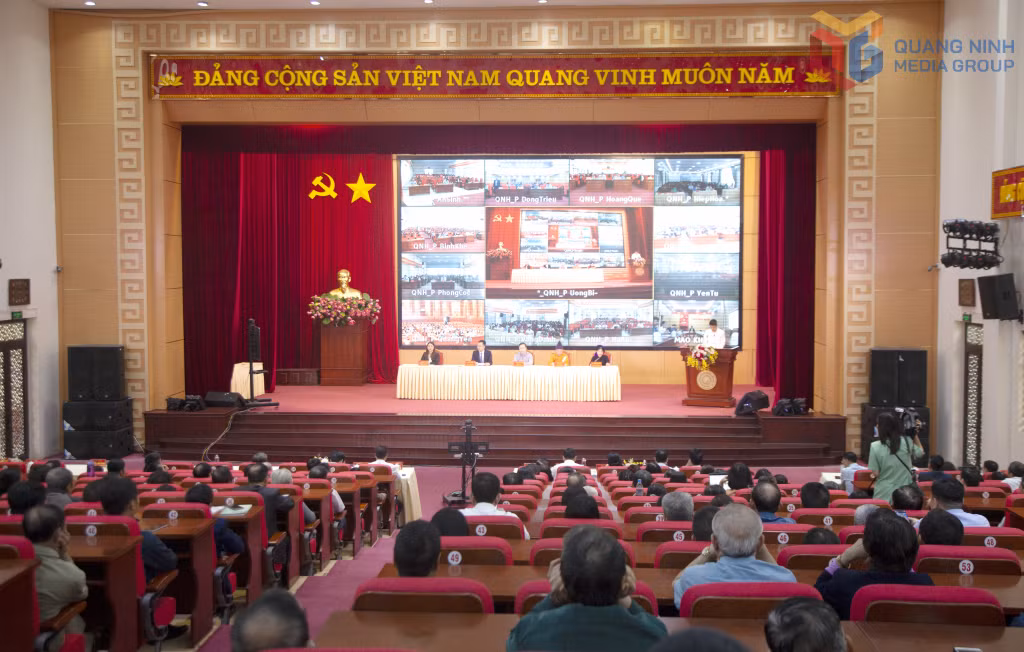 Quang cảnh hội nghị tiếp xúc cử tri vận động bầu cử của Đại biểu Quốc hội khóa XVI tại phường Uông Bí