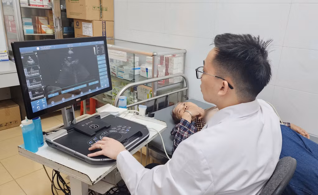 Siêu âm tim - kỹ thuật chuyên sâu được các bác sĩ Bệnh viện Đa khoa tỉnh thực hiện trong chương trình khám bệnh lưu động tại xã Quảng Đức, Đường Hoa.