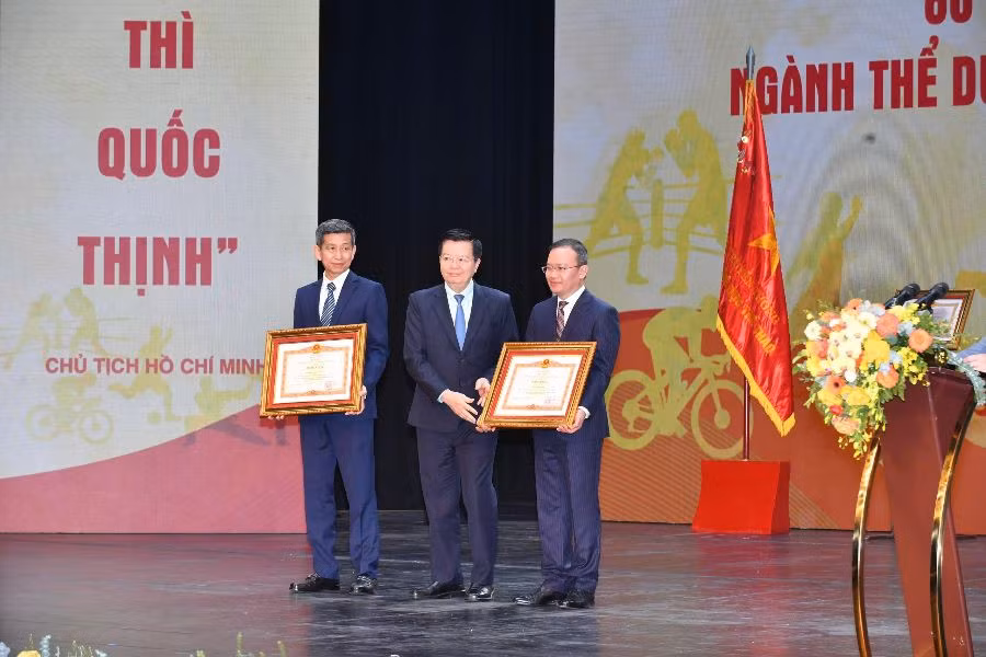 Phó Thủ tướng Chính phủ Mai Văn Chính (giữa) trao tặng Bằng khen của Thủ tướng Chính phủ cho Cục trưởng Cục Thể dục thể thao Việt Nam Việt Nam Nguyễn Danh Hoàng Việt (trái) và Phó Cục trưởng Cục Thể dục thể thao Việt Nam Việt Nam Nguyễn Hồng Minh. Ảnh: Thái Dương