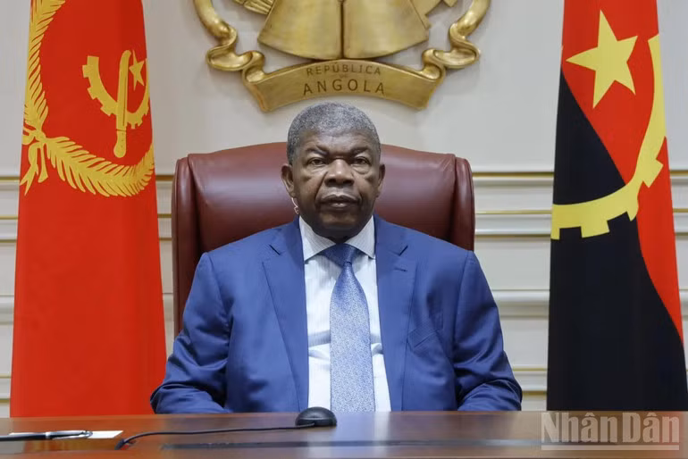 Tổng thống Cộng hòa Angola João Manuel Gonçalves Lourenço điện đàm với Thủ tướng Chính phủ Phạm Minh Chính. (Ảnh: Bộ Ngoại giao)