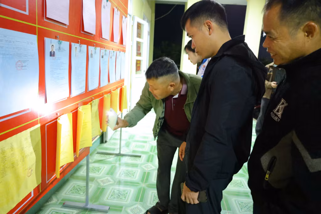 Cử tri xã Hoành Mô theo dõi danh sách, tiểu sử tóm tắt của những người ứng cử đại biểu HĐND các cấp được niêm yết công khai tại nhà văn hóa.