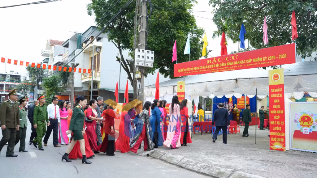 Ngay từ sáng sớm, cử tri trên địa bàn tỉnh hân hoan tới các điểm bầu cử để thực hiện quyền và nghĩa vụ công dân. Trong ảnh: Cử tri xã Tiên Yên tới khu vực bỏ phiếu số 1 để bỏ phiếu.