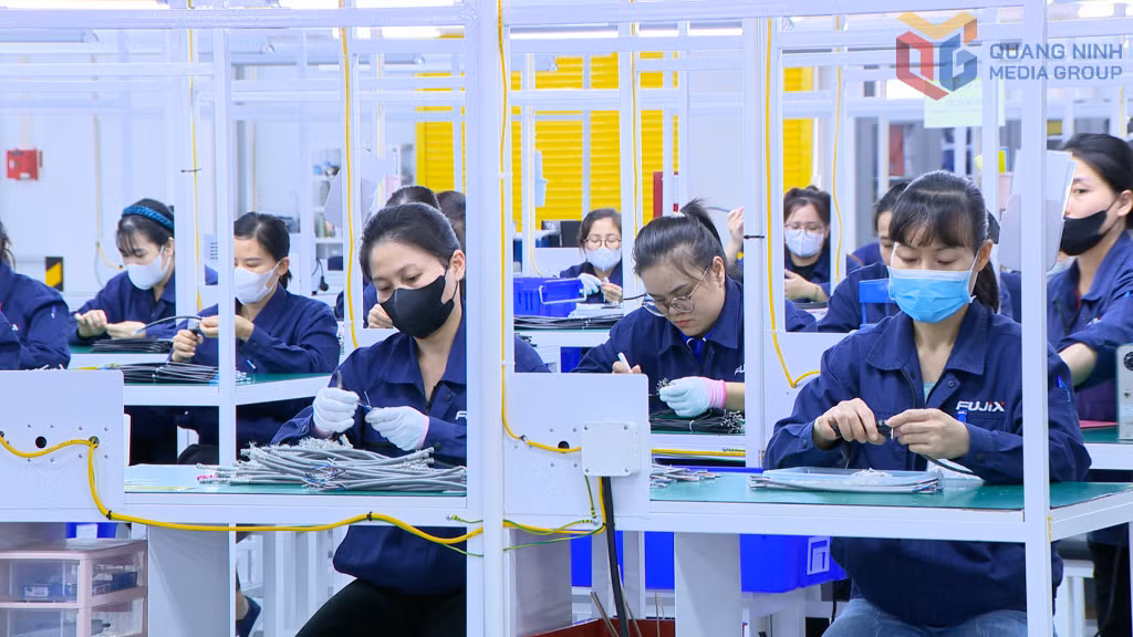 Công nhân làm việc tại Công ty TNHH Fujix Electronic Việt Nam (Khu công nghiệp Sông Khoai).