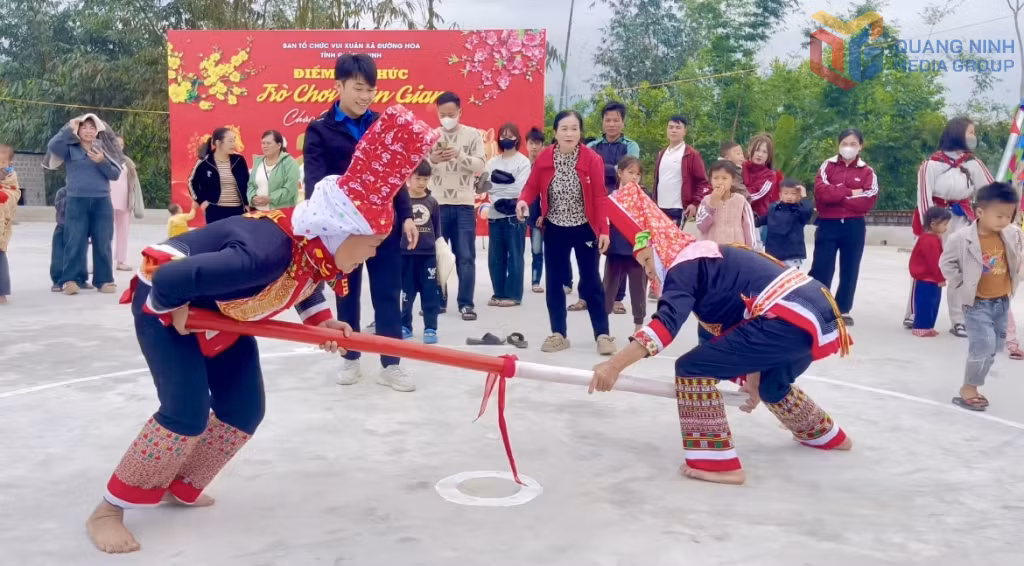 Người dân xã Đường Hoa tham gia trò chơi đẩy gậy tại Lễ hội trò chơi dân gian choà mừng năm mới 2026 do xã tổ chức.