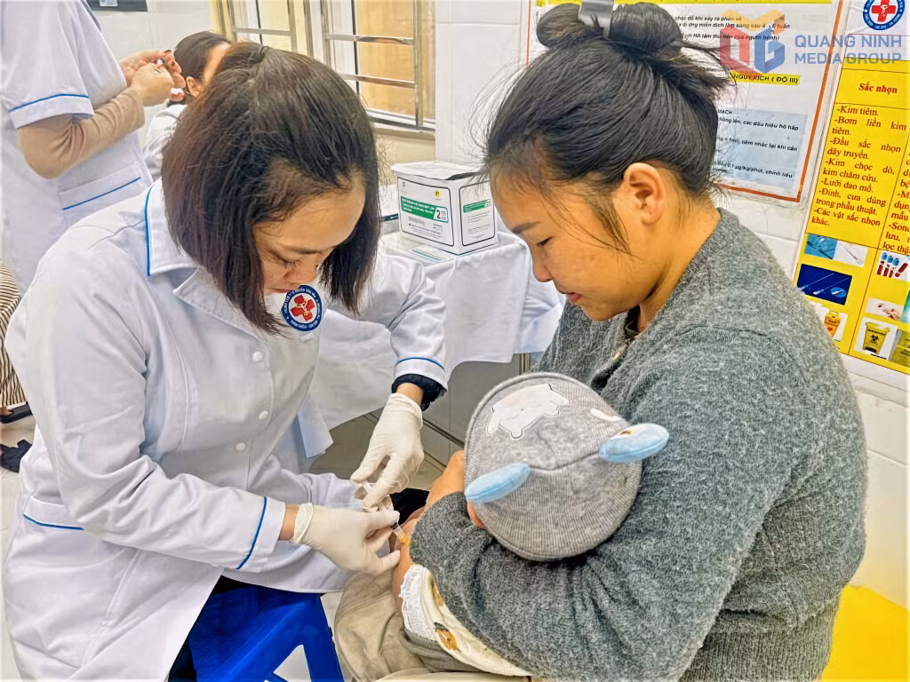 Tiêm vắc xin cho trẻ em tại Trạm Y tế xã Hải Lạng.