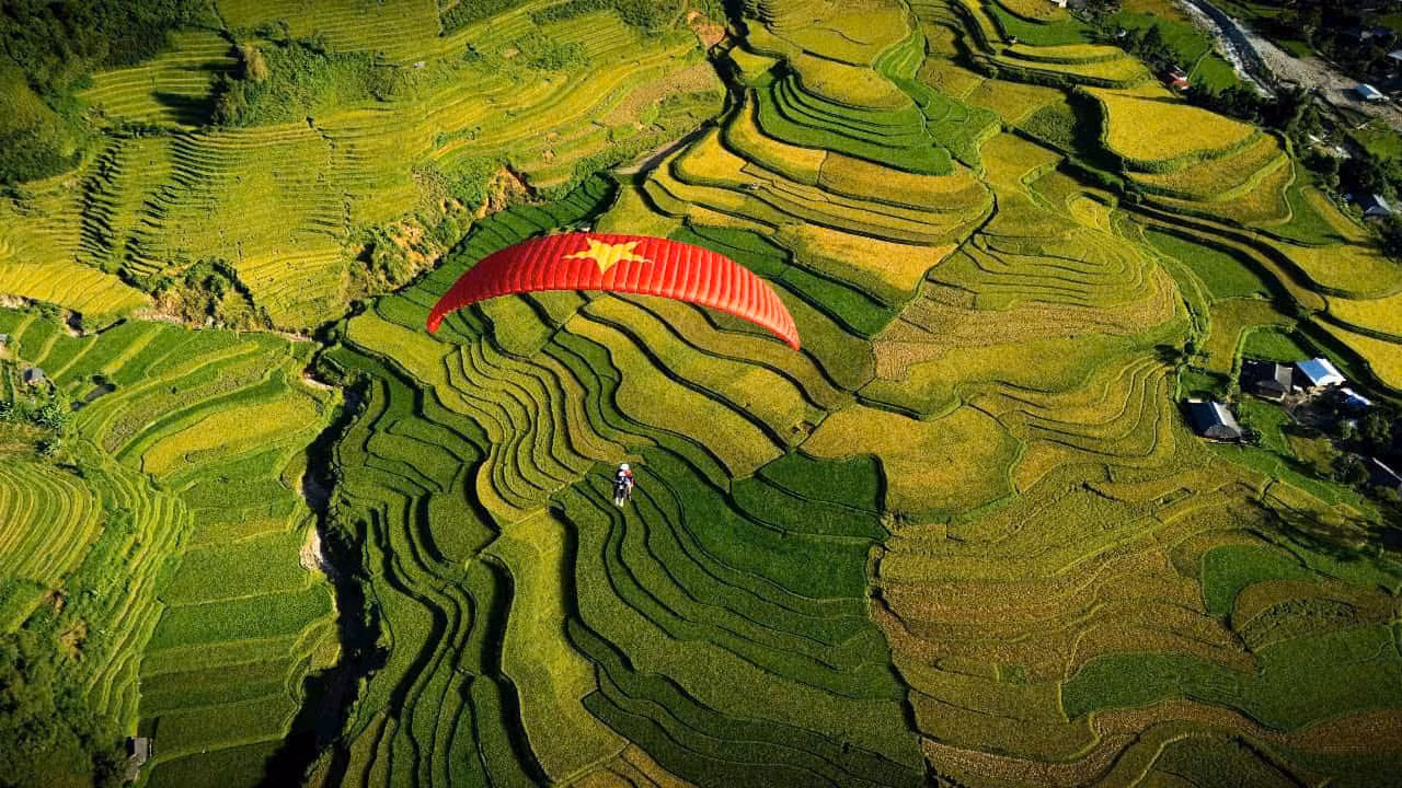 Hoạt động dù lượn tại Tả Van thu hút đông đảo du khách tham gia. Ảnh: Đơn vị cung cấp
