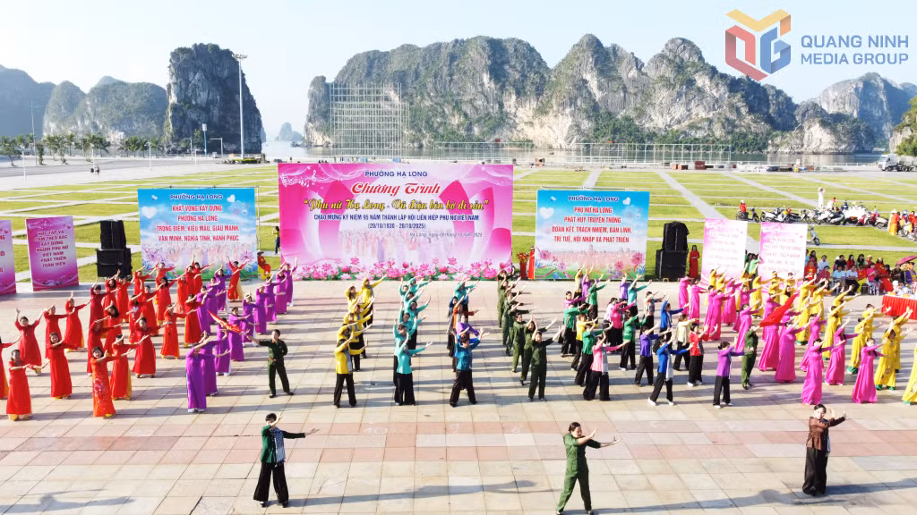 Các CLB dân vũ của Hội LHPN phường Hạ Long tham gia chương trình Đồng diễn dân vũ “Phụ nữ Hạ Long - vũ điệu bên bờ di sản” năm 2025.