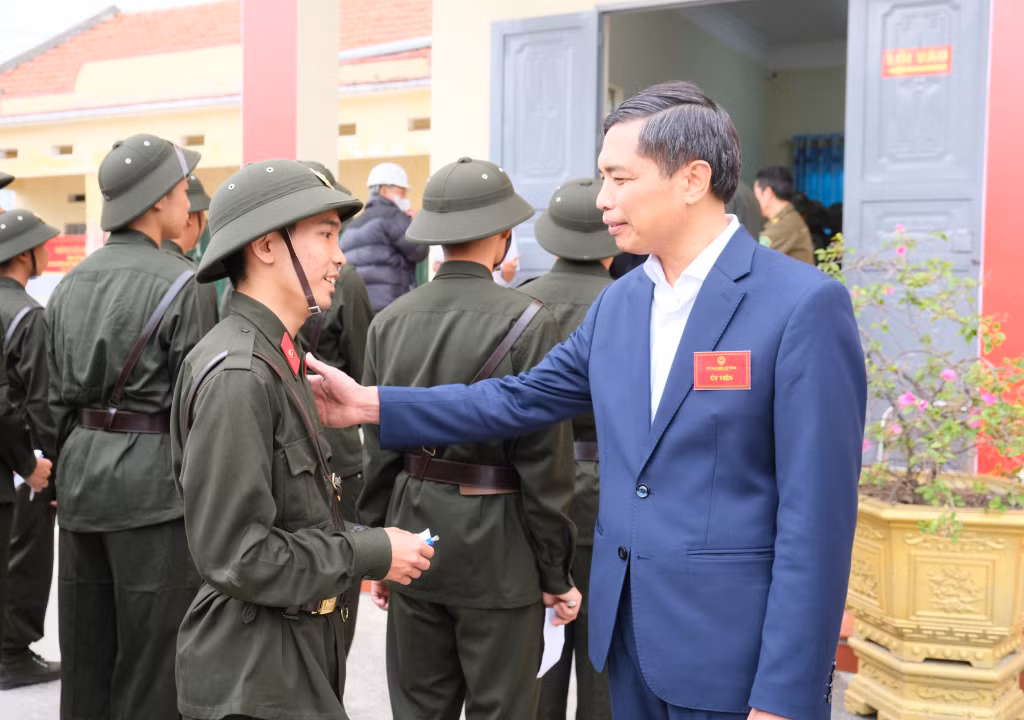 Đồng chí Phó Chủ tịch Thường trực UBND tỉnh trò chuyện với các chiến sĩ đi bỏ phiếu bầu cử.