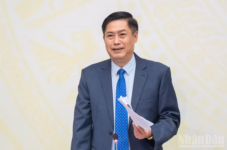 Đồng chí Nguyễn Hữu Đông, Chủ nhiệm Ủy ban Công tác đại biểu, Ủy viên Hội đồng Bầu cử Quốc gia làm rõ một số vấn đề phóng viên quan tâm tại họp báo. (Ảnh: DUY LINH)