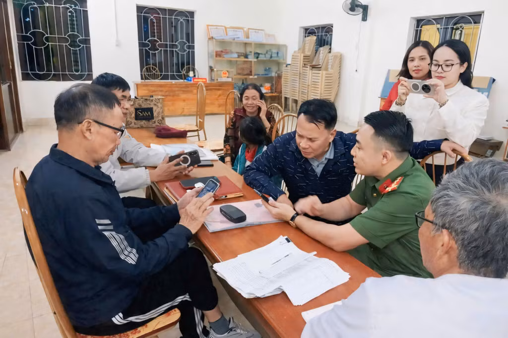 Đại úy Tô Hương Giang làm nhiệm vụ tuyên truyền, hướng dẫn người dân tại điểm bầu cử.
