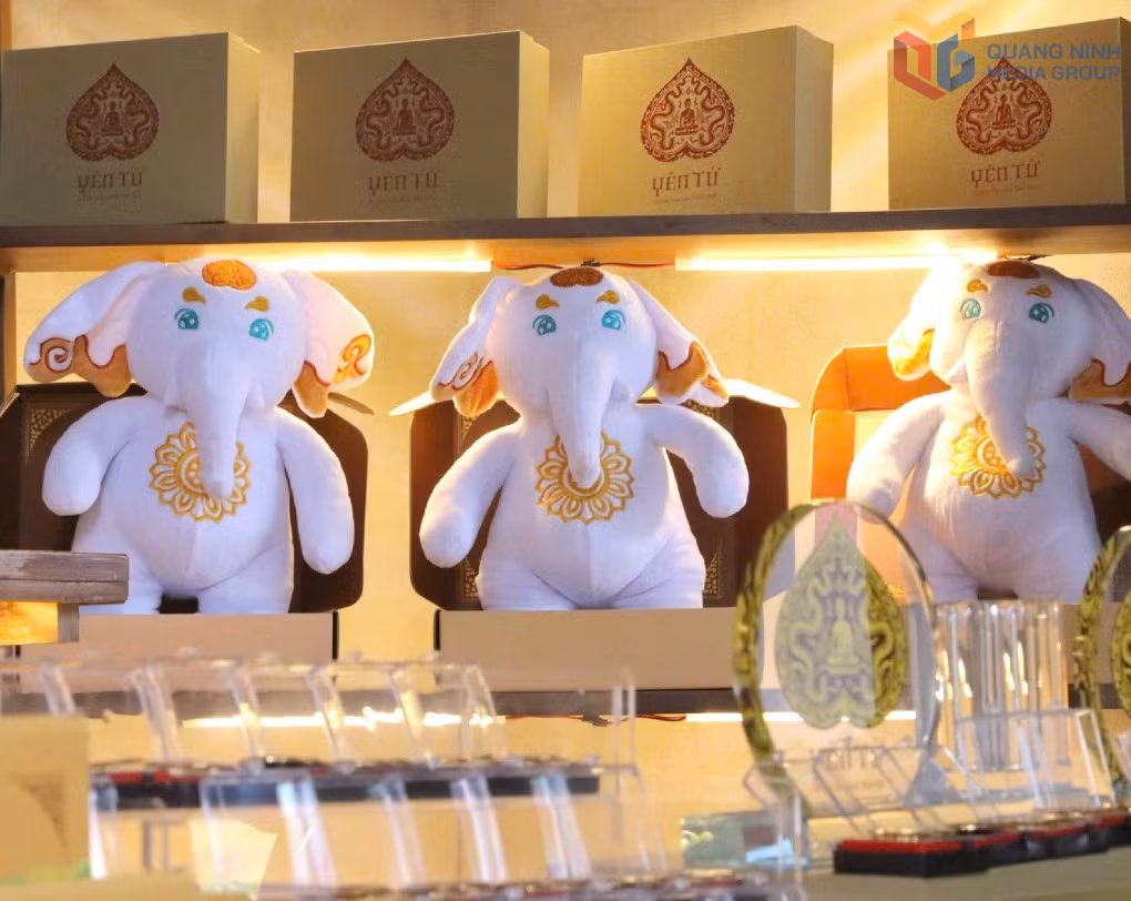Bộ vật phẩm văn hóa lưu niệm cùng voi Linh Sơn, khởi nguồn từ Tượng Sơn (núi Voi), mang ý nghĩa về tinh thần bền bỉ, phụng sự và lòng thành.